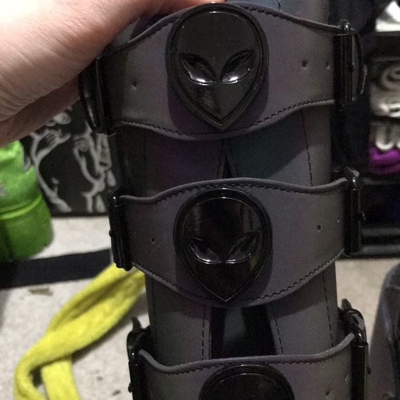 👽🆕Dolls Kill / YRU Reflective Alien Platform Boots! BNIB! Size 8!👽SOLD OUT! - Picture 13 of 16
